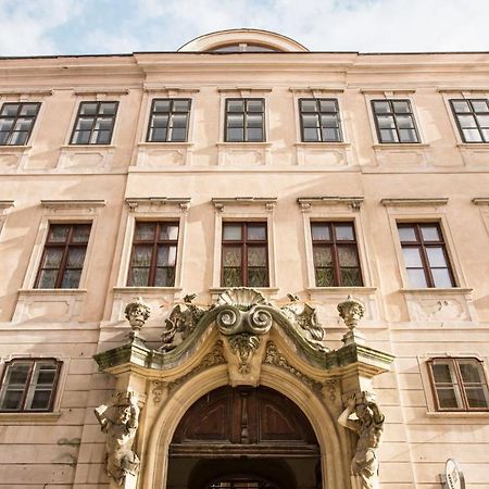 Petra Inn Apartments In Historical Palace Bratislava Luaran gambar