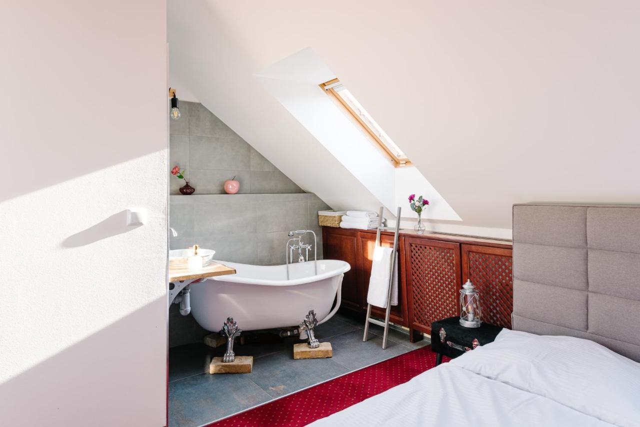 Petra Inn Apartments In Historical Palace Bratislava Luaran gambar