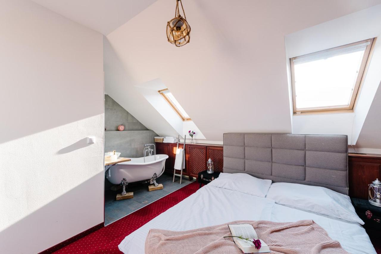 Petra Inn Apartments In Historical Palace Bratislava Luaran gambar