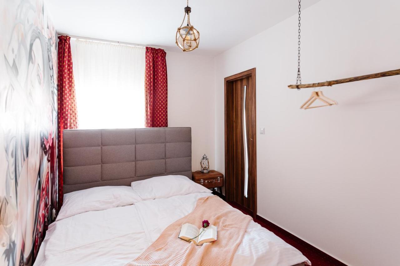 Petra Inn Apartments In Historical Palace Bratislava Luaran gambar